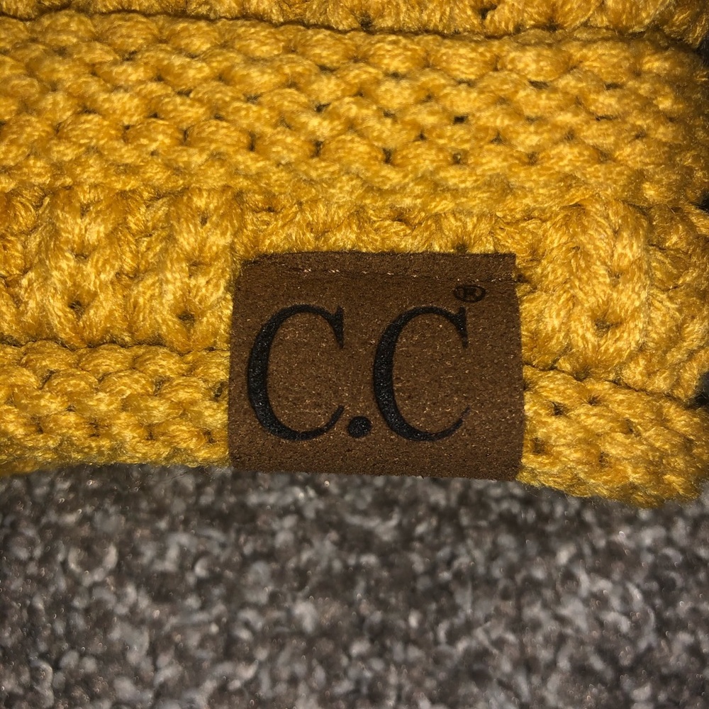 Women’s C.C. Cable Knit Headband - Picture 2 of 7